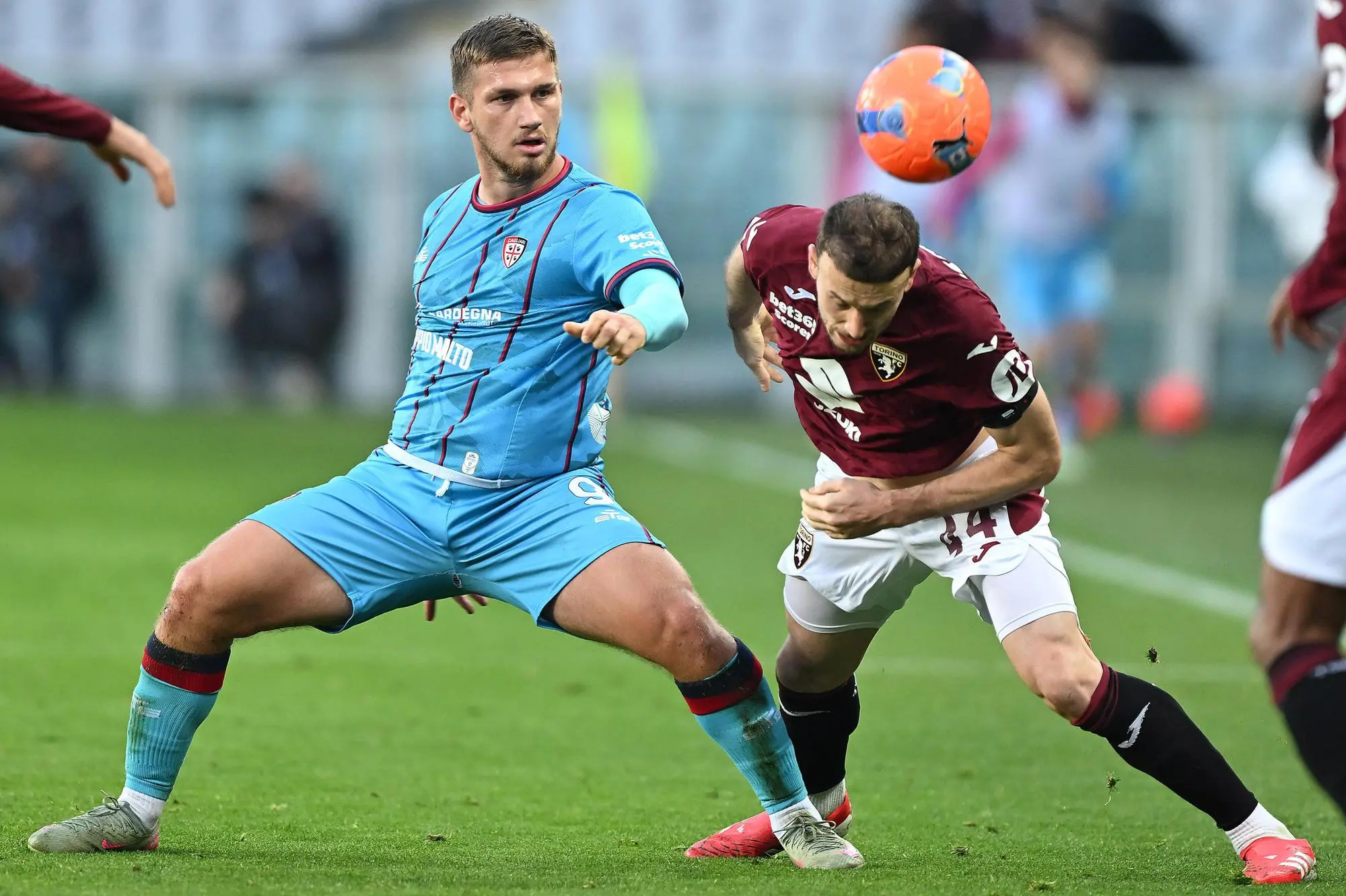Semih Kılıçsoy in Torino-Cagliari di Serie A (foto Ansa)