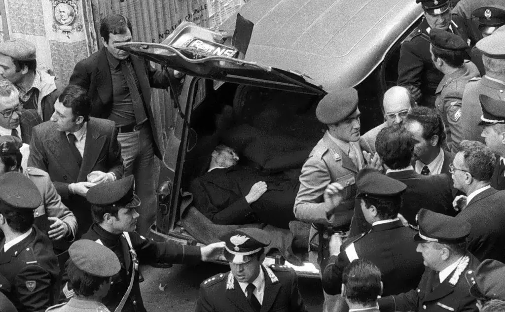 Moro viene sottoposto a un processo politico e condannato a morte, il suo corpo verrà trovato in un'auto il 9 maggio '78, in via Caetani, a Roma
