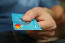 Una carta di credito (L'Unione Sarda)
