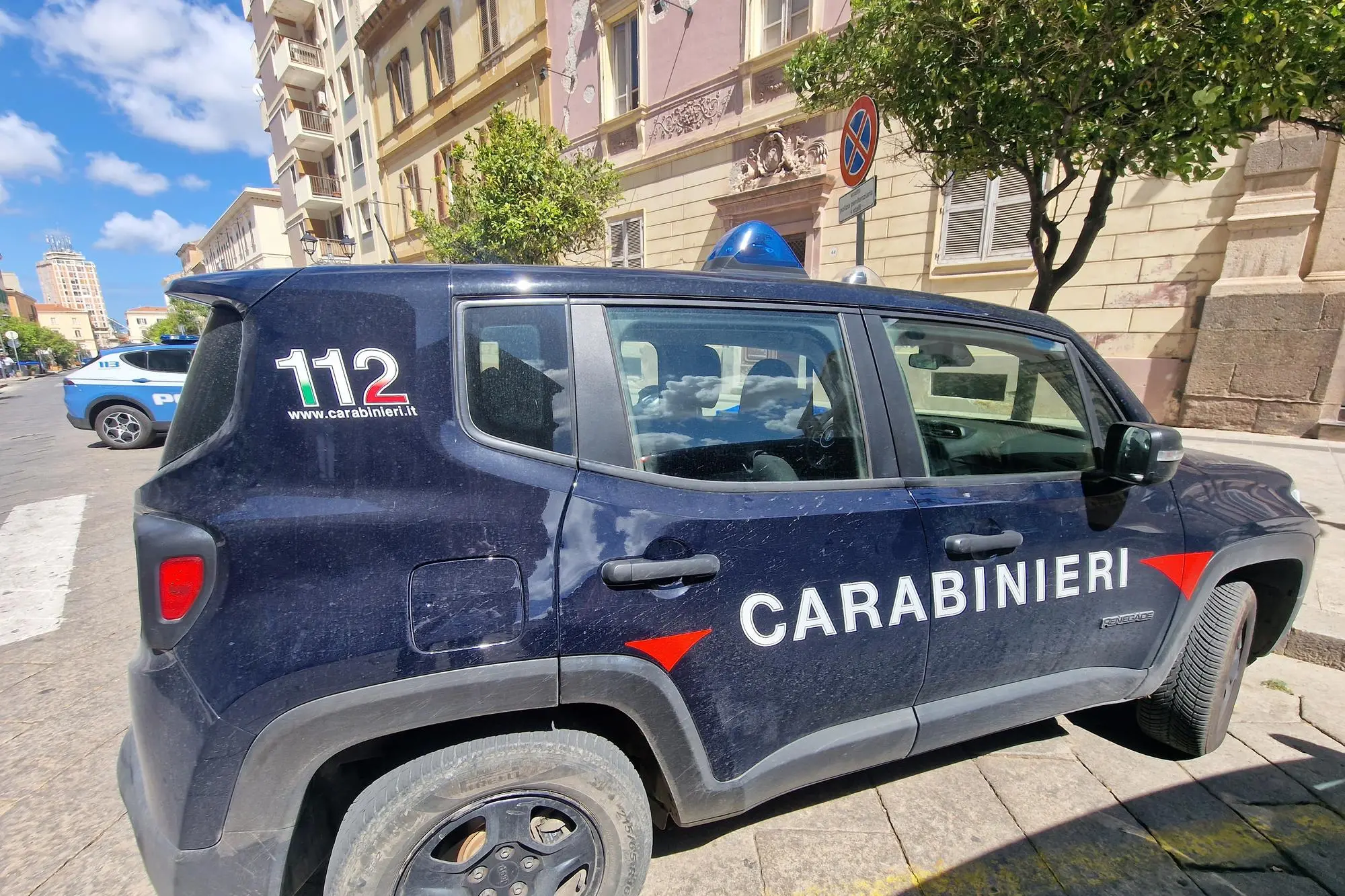 Carabinieri davanti al tribunale a Sassari