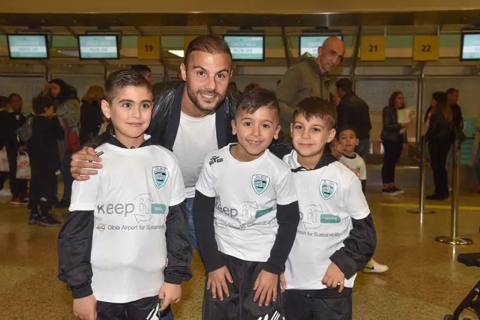 Il capitano dell'Olbia Francesco Pisano con i bambini della scuola calcio (foto del club)