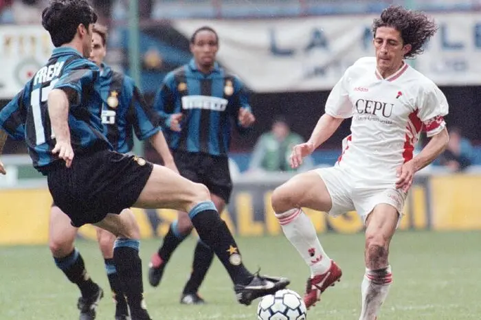 Igor Protti, a destra nella foto, in una partita contro l'Inter