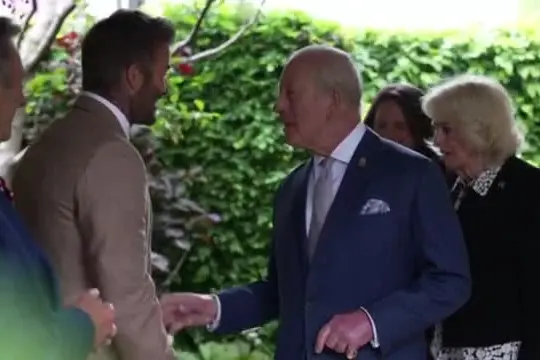 Carlo e Camilla al Chelsea Flower Show tra David Beckham e Judi Dench