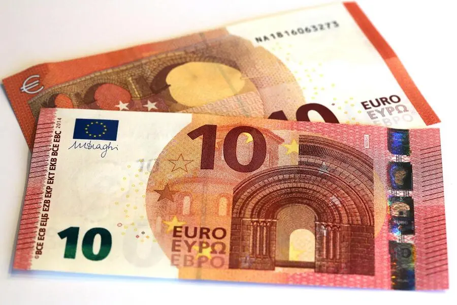 Banconote da 10 euro (Ansa)