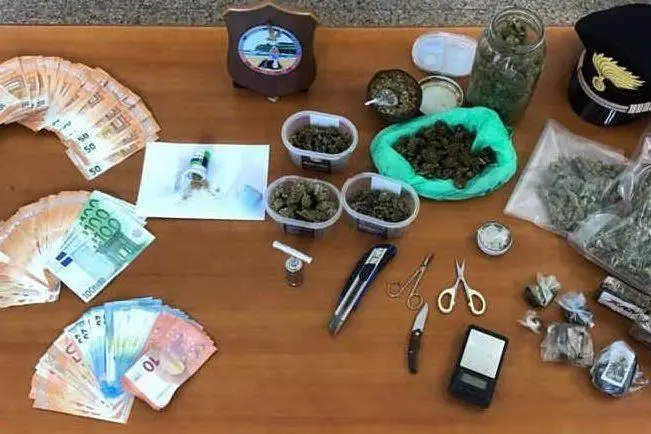 La droga e il denaro sequestrato (foto Carabinieri Cagliari)