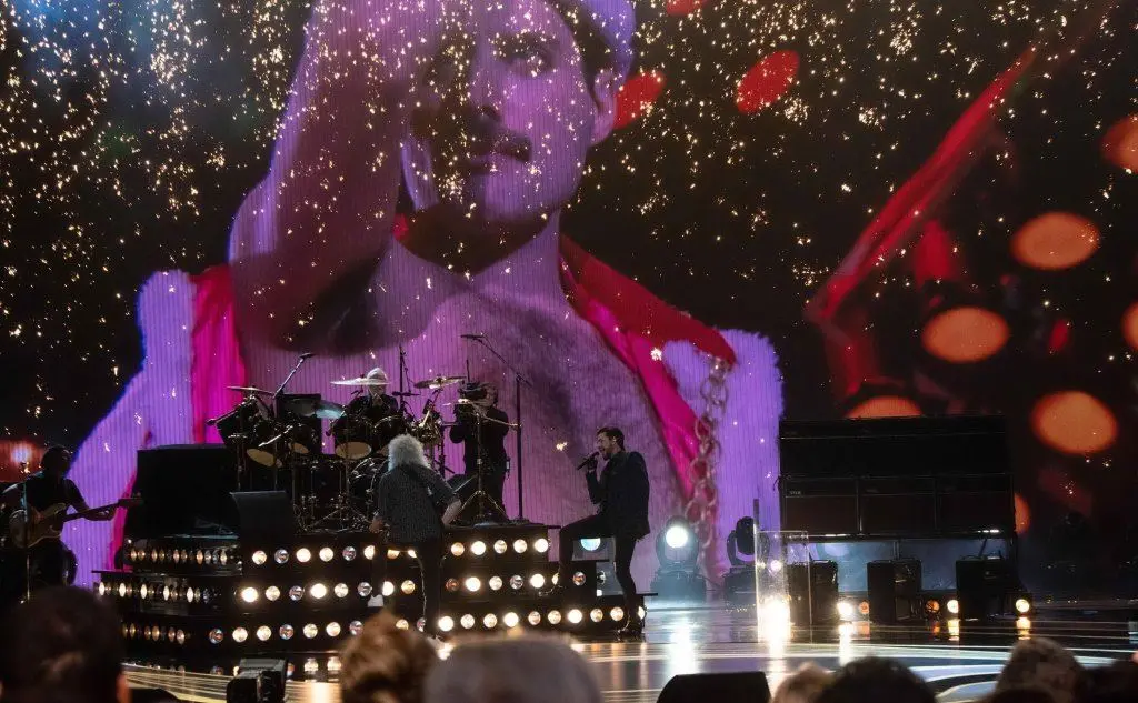 Adam Lambert e i Queen durante la loro performance