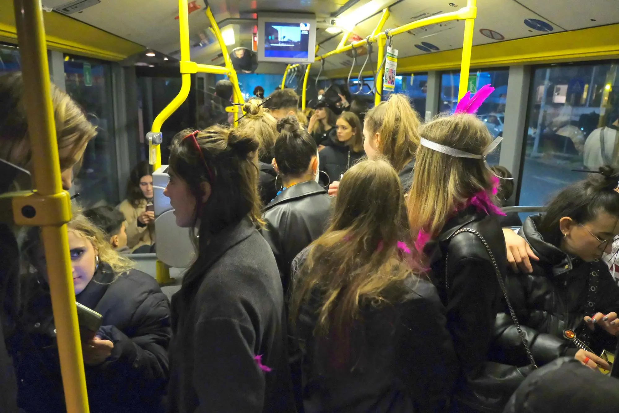 Ragazzi sul bus notturno (foto Giuseppe Ungari)