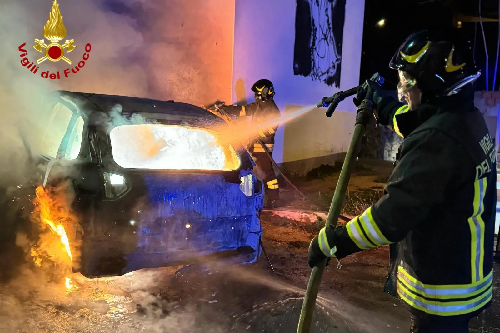 La macchina incendiata (foto vigili del fuoco)