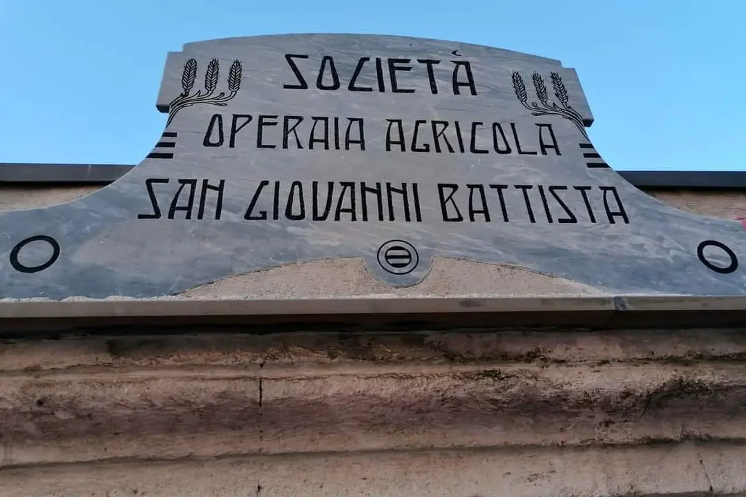 L'iscrizione a Ossi (L'Unione Sarda - Tellini)