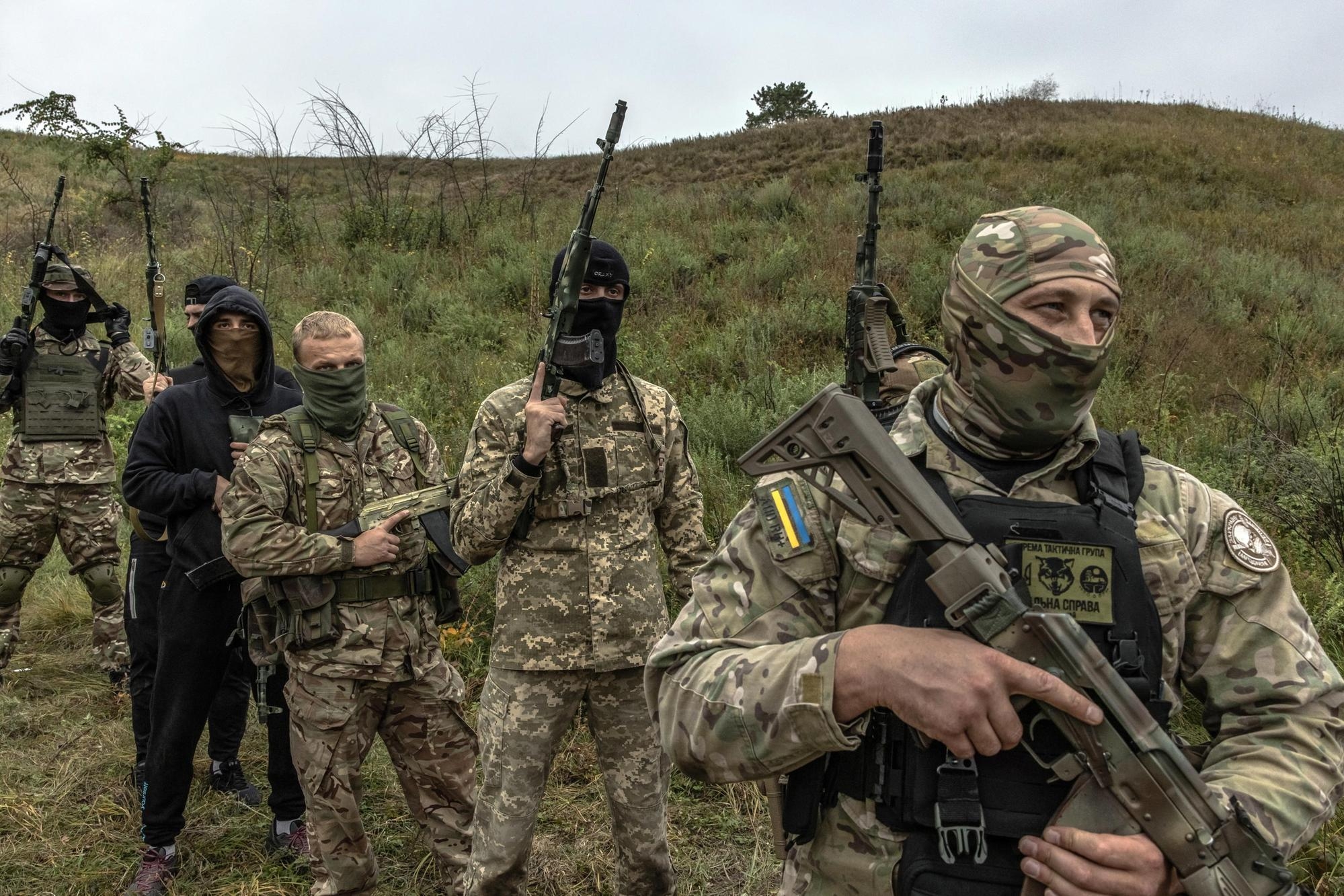 epa10190321 Volunteers of the Dzhokhar Dudayev Battalion wait with weapons during the training in the Kyiv region, Ukraine, 17 September 2022. The battalion is made up mostly of Chechen volunteers who had fought in the two Chechen wars and has joined defending Ukraine's side against the Russian invasion. Most of the members from Dzhokhar Dudayev Battalion were taking part in the liberation of the town of Izyum, during the recent rapid counter-offensive by Ukraine's armed forces in the Kharkiv region. EPA/ROMAN PILIPEY