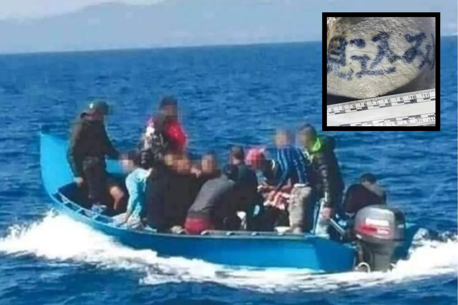 Un barchino di migranti e, nel riquadro, il tatuaggio della vittima