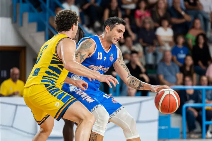 Gabriele Passa (Carbonia) in una fase del derby di Calasetta