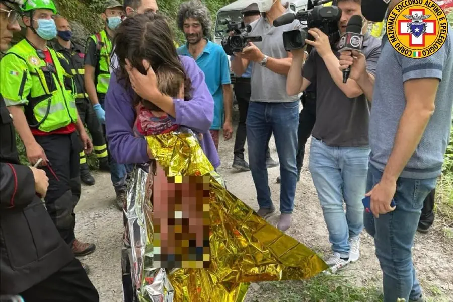 La mamma abbraccia Nicola Tanturli, il bimbo ritrovato questa mattina nel Mugello, 23 giugno 2021. ANSA/SOCCORSO ALPINO EDITORIAL USE ONLY NO SALES