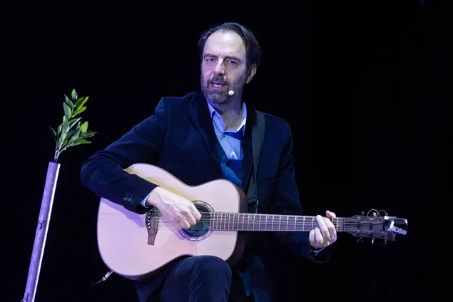 Neri Marcorè in scena (foto concessa di Tommaso Le Pera)