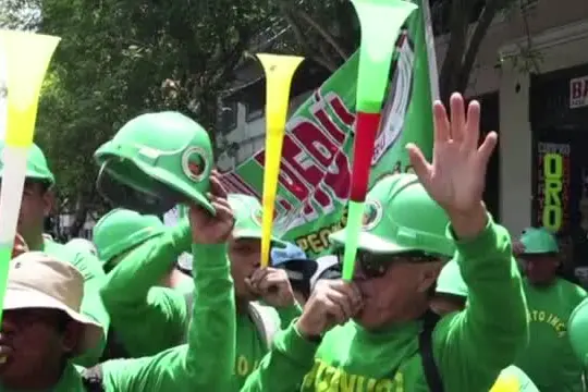 Perù, la festa dei minatori dopo la decisione del Congresso