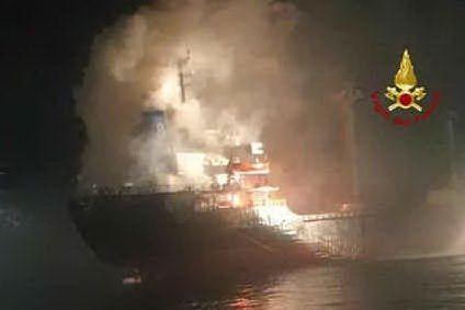 Nave mercantile a fuoco a Chioggia: equipaggio evacuato