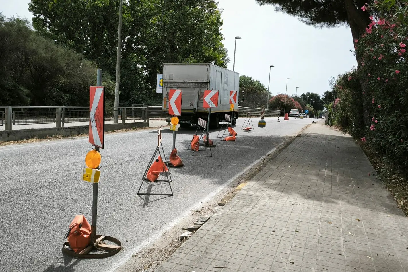 La corsia chiusa sul ponte a Oristano (foto Chergia)