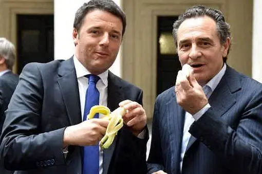 Renzi e Prandelli solidarizzano con Dani Alves