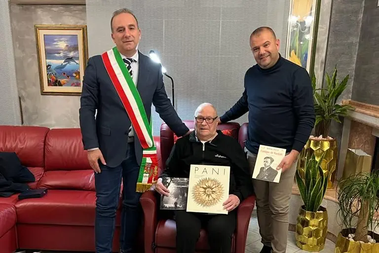 Attilio Stochino festeggiato dal sindaco Angelo Stochino e dal vice Marco Pinna