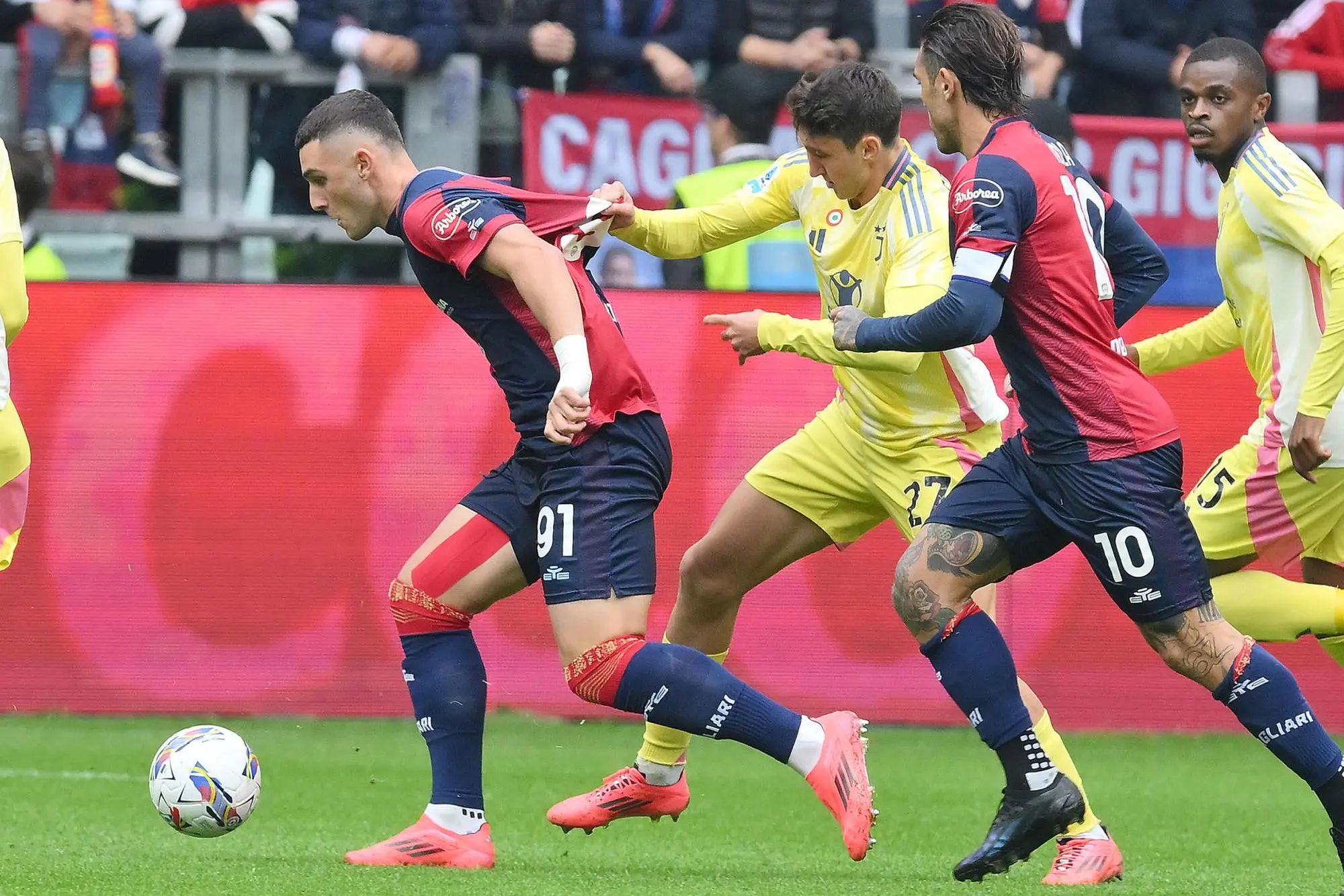 Roberto Piccoli (a sinistra) contrastato da Andrea Cambiaso durante Juventus-Cagliari (foto Ansa)