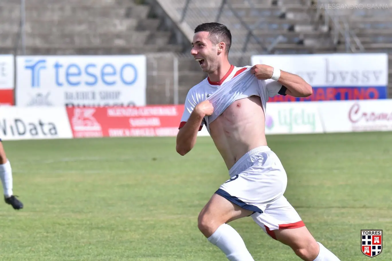 La gioia di Samuele Pinna dopo il gol (foto ufficio stampa Torres- A. Sanna)