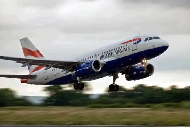 Un aereo British Airways in decollo