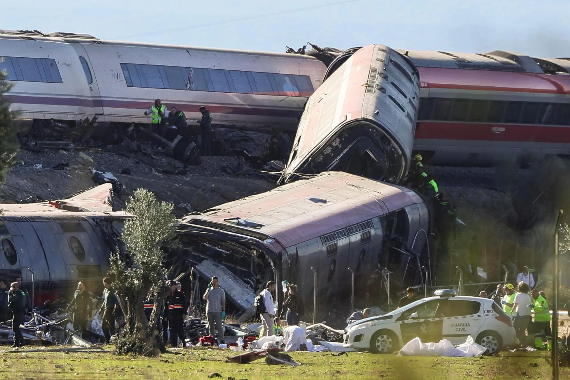 Scontro fra due treni vicino a Toledo (foto Ansa/Epa)