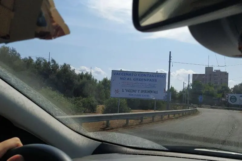 Uno dei manifesti No Vax, immortalato da una lettrice, Patrizia