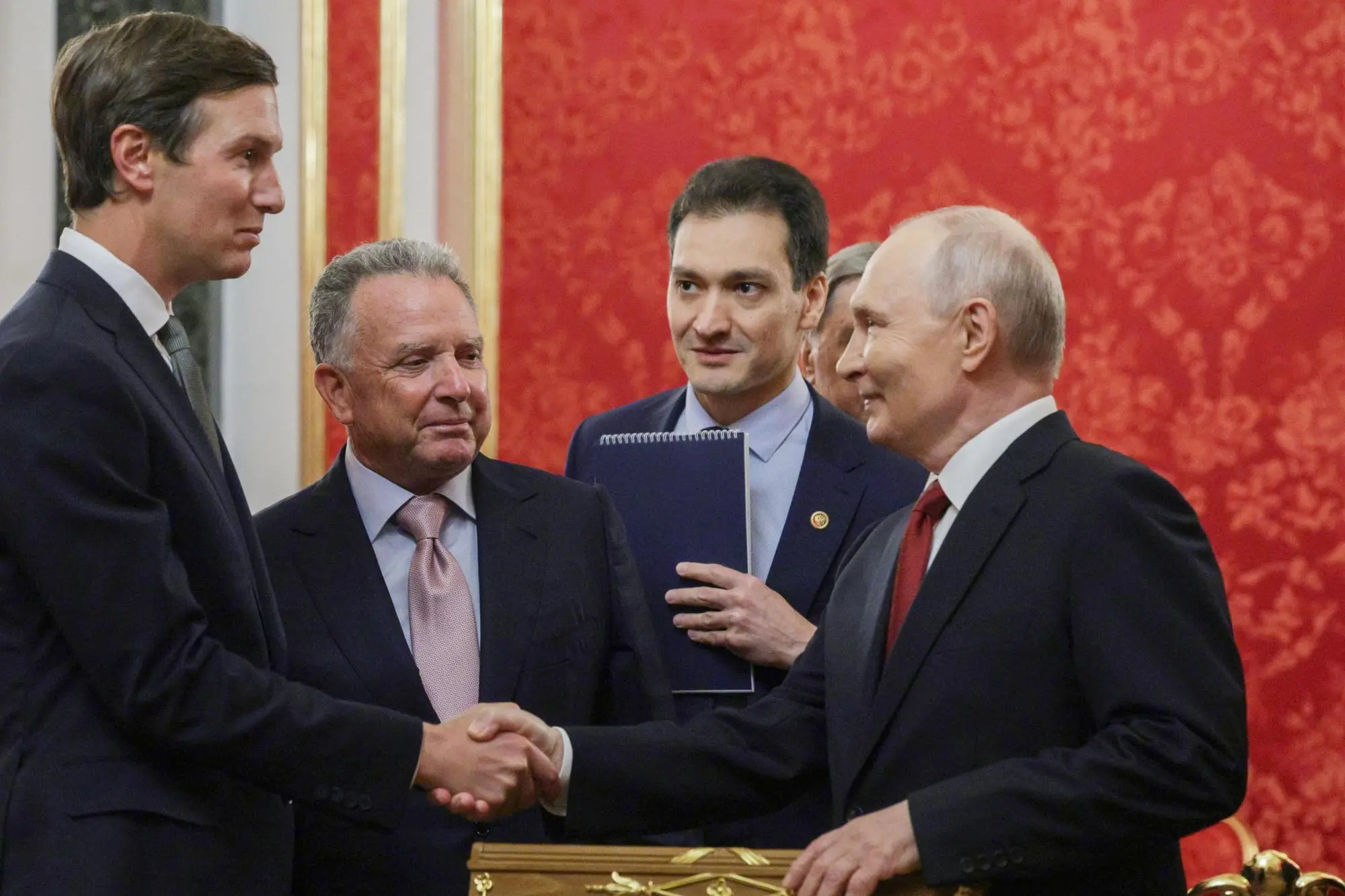 Gli inviati di Trump da Putin, la Casa Bianca: «Discussi piani concreti per Kiev» epa13215231 Russian President Vladimir Putin (R) welcomes Trump's son-in-law Jared Kushner (L) and US Presidential Envoy Steve Witkoff (2-L) during their meeting at the Kremlin in Moscow, Russia, 05 September 2026. EPA/GAVRIIL GRIGOROV / SPUTNIK / KREMLIN / POOL MANDATORY CREDIT