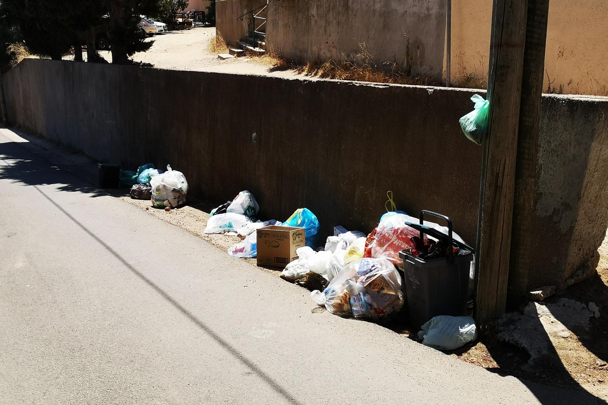 “Il fallimento della raccolta rifiuti ‘porta a porta’ a Costa Rei” (foto inviata dal lettore)