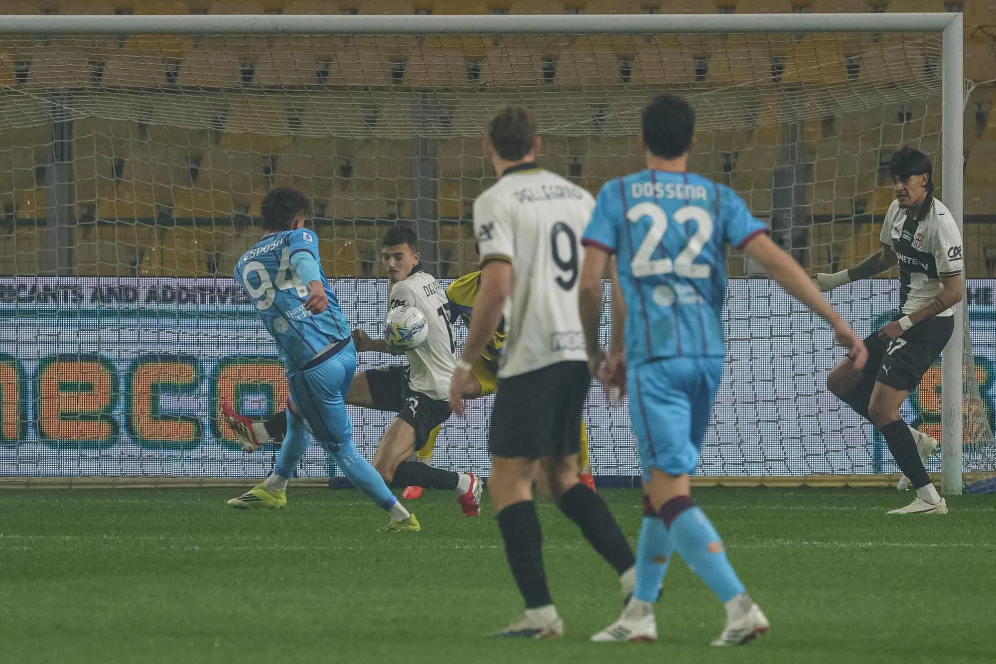 Il tiro di Sebastiano Esposito respinto da Enrico Delprato in avvio di Parma-Cagliari (foto Ansa)