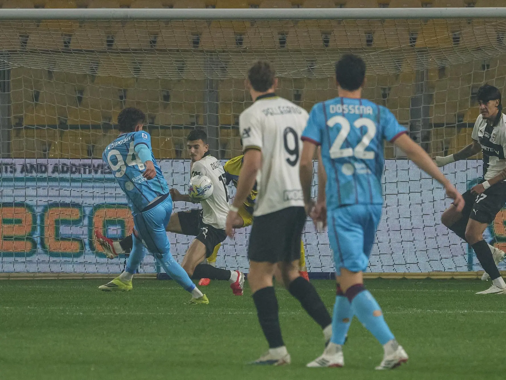 Il tiro di Sebastiano Esposito respinto da Enrico Delprato in avvio di Parma-Cagliari (foto Ansa)