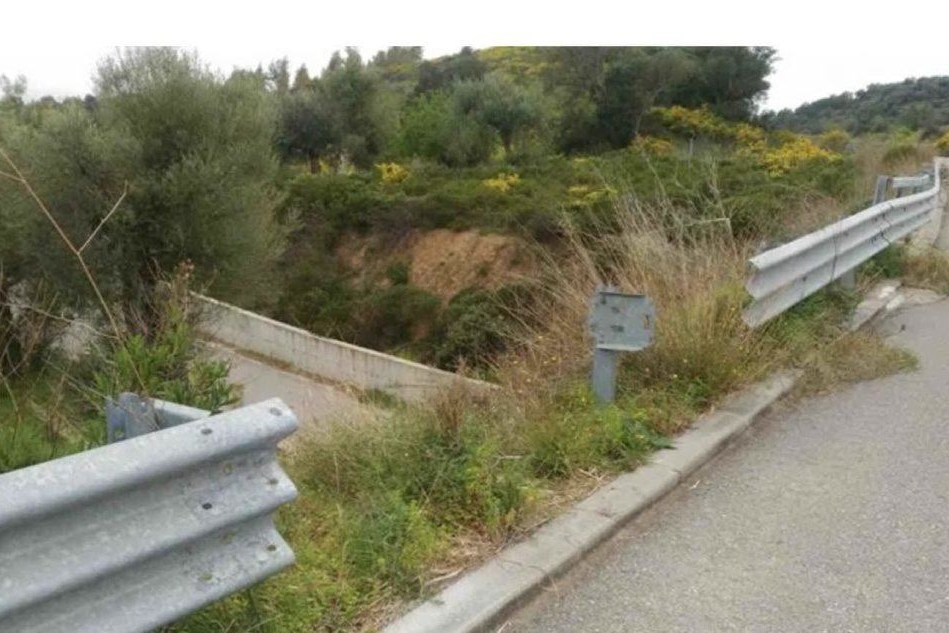 Una parte di guardrail mancante (foto Roberto Secci)