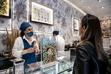 Dipendenti indossano la mascherina in una gelateria nel centro di Roma nonostante lÕabolizione dellÕobbligo dellÕuso delle mascherine contro il Covid, Roma, 02 maggio 2022. ANSA/ANGELO CARCONI