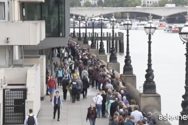 Londra, la lunga fila per omaggiare il feretro di Elisabetta