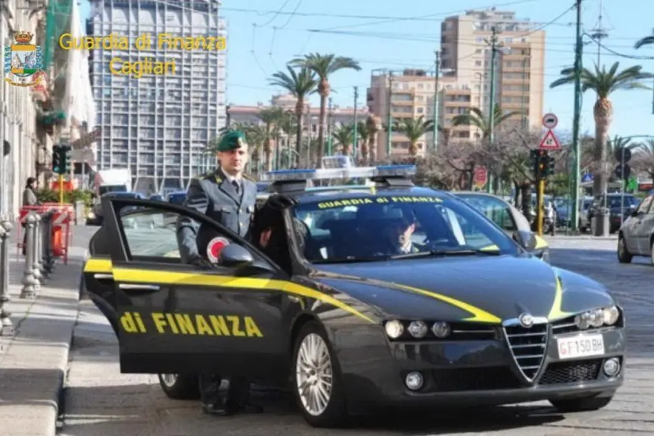I militari in via Roma a Cagliari (foto Guardia di finanza)