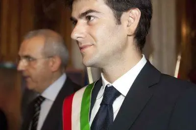 Massimo Zedda con la fascia tricolore
