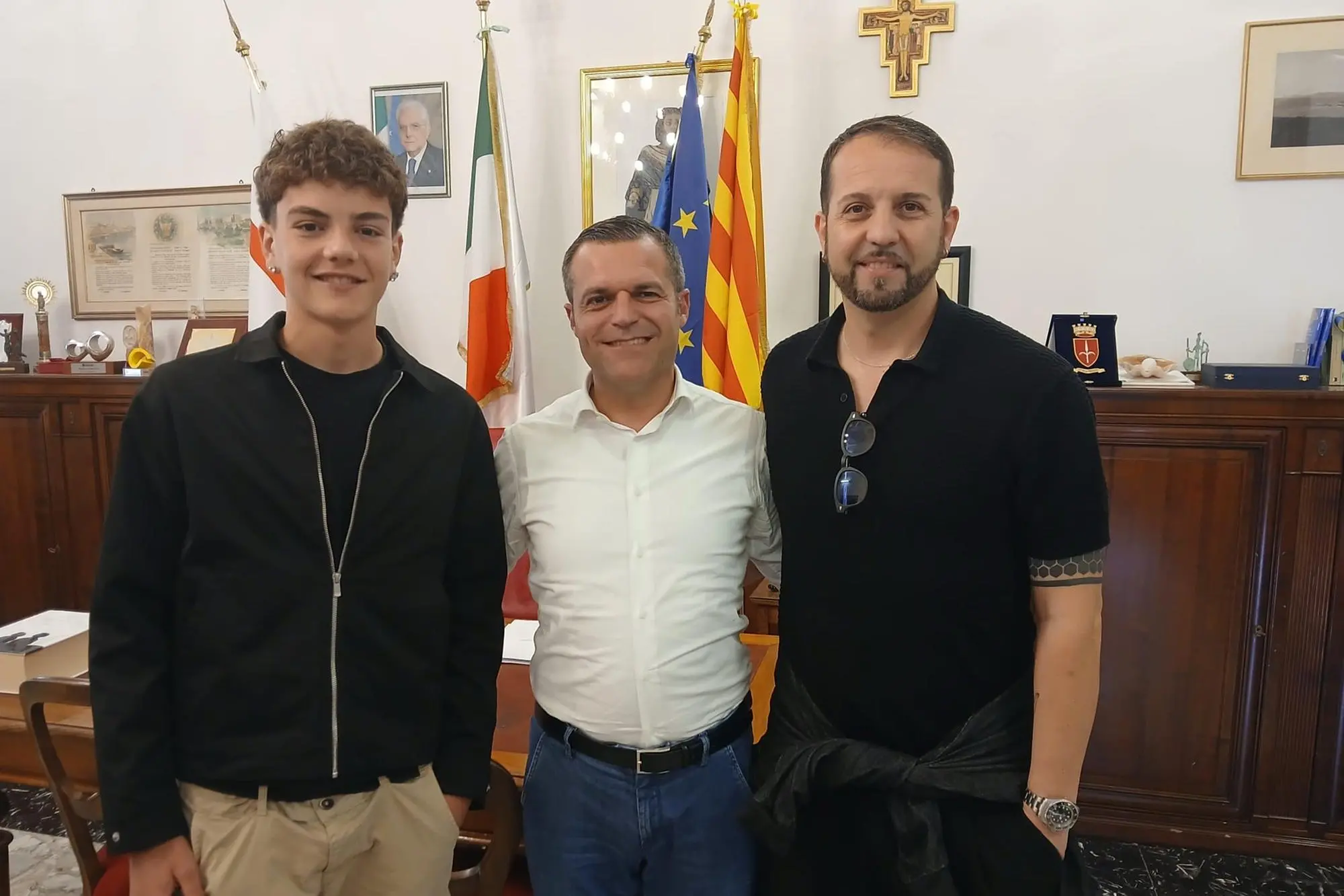 Davide Dongu e suo figlio Alessandro assieme al sindaco Raimondo Cacciotto