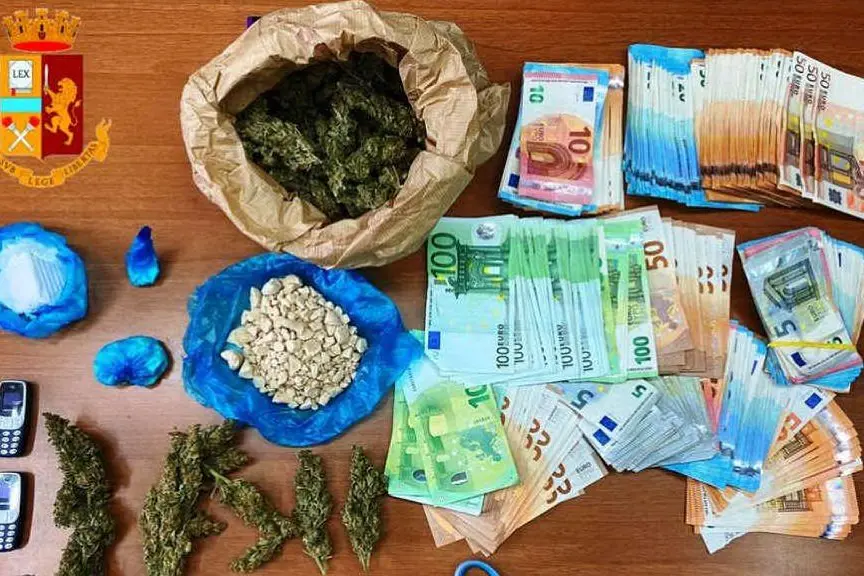 La droga, i soldi e il materiale posti sotto sequestro (foto polizia di Cagliari)