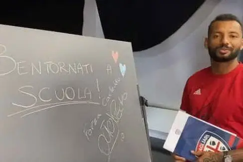 Gli auguri speciali del Cagliari (foto da frame video)