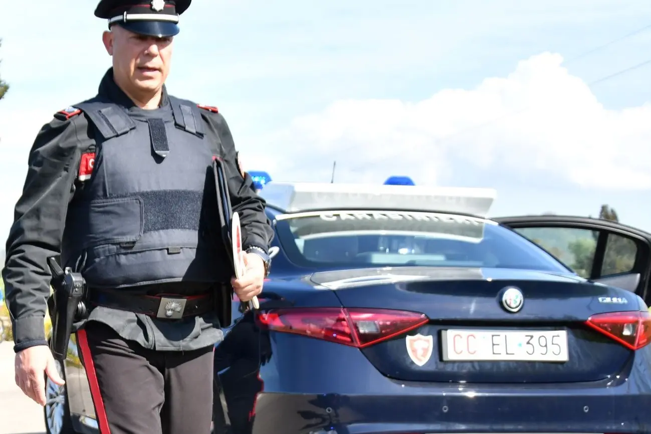 Lite fra corrieri in via Satta: intervengono i carabinieri