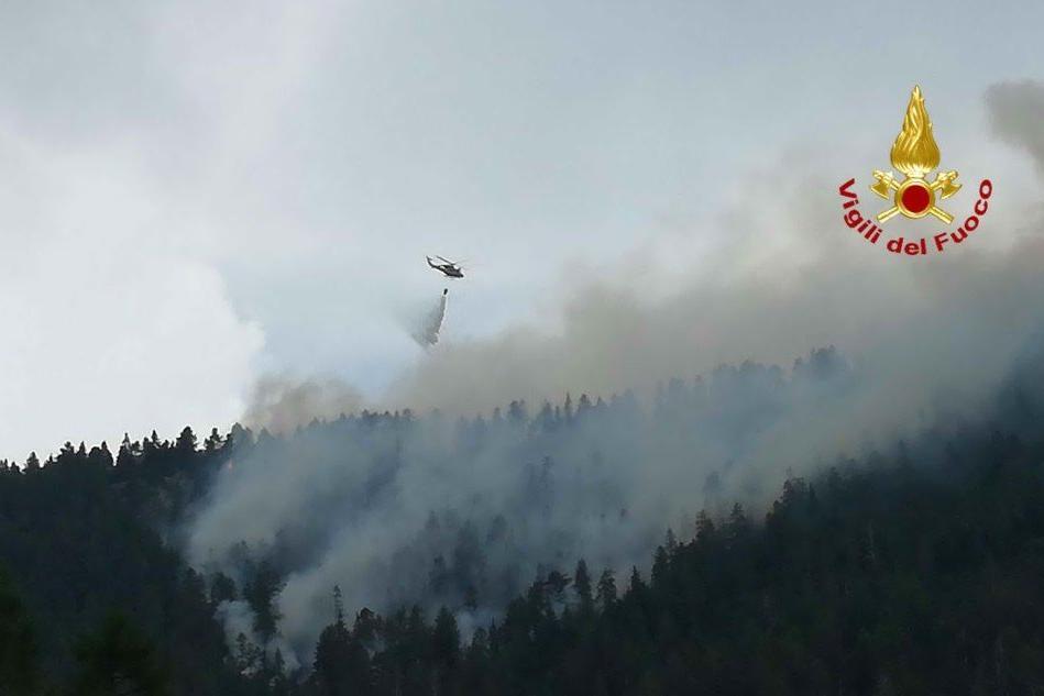 Paura per un vasto incendio a Cortina, esplosi due reperti bellici