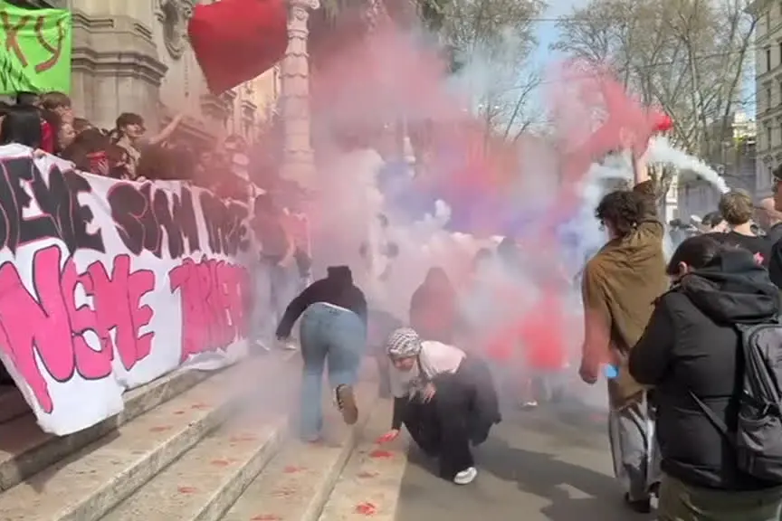Corteo a Roma, fumogeni e mani rosse su scale ministero Istruzione