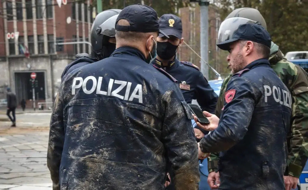 Ora è caccia all'uomo in tutta Milano