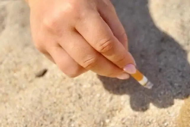Sigaretta in spiaggia (archivio L'Unione Sarda)
