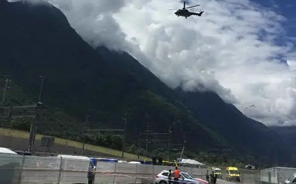Elicotteri in volo sulla zona dell'incidente