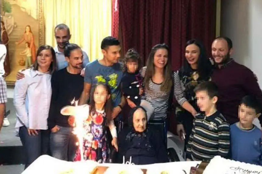 La centenaria di Gesturi festeggiata dai suoi nipoti (foto L'Unione Sarda - Pintori)