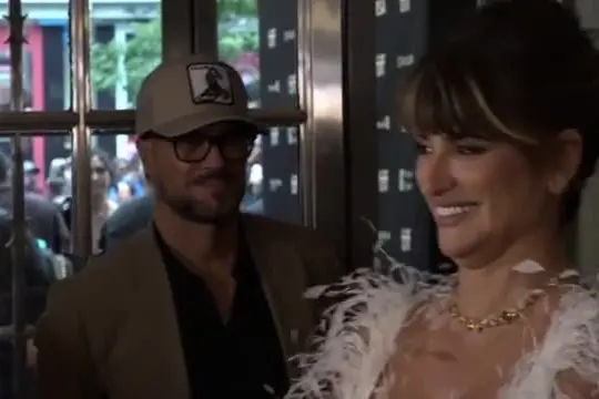 Toronto, Penelope Cruz star sul red carpet con i Los Javis