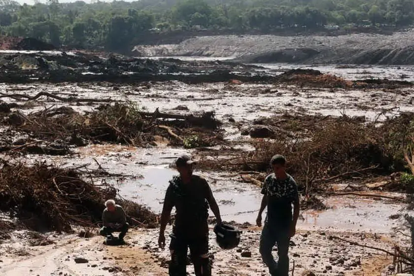 Il fiume di fango provocato dal collasso della struttura (Ansa)