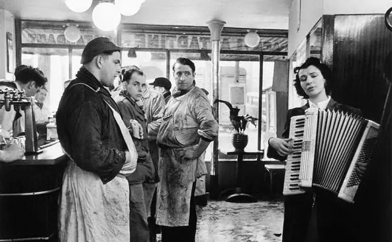 Ottanta scatti in bianco e nero nella Parigi degli anni '50 e '60. Nella foto &quot;I macellai amanti della musica&quot;, Parigi, 1953. Courtesy Lu.C.C.A.